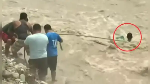 “No le salió bien”: joven intentó cruzar el río Chillón y casi fue arrastrado por la corriente
