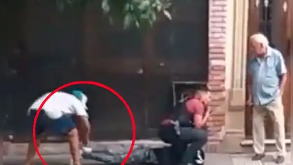 Ladrón le roba las zapatillas a su amigo mientras estaba siendo detenido por un policía