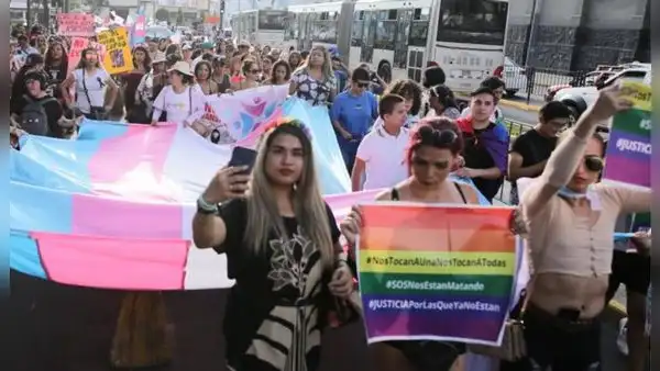 Colectivos LGTBIQ+ marchan ante los consecutivos crímenes de odio contra mujeres trans en este 2023