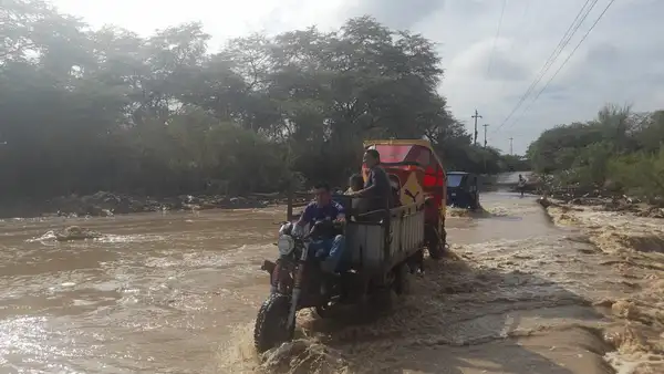 Más de 100.000 pobladores del Alto Piura quedan aislados tras crecida del río Yapatera