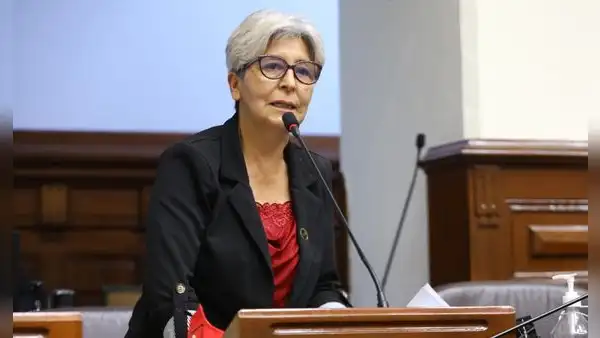 Congresista María Agüero: a nadie le alcanza el sueldo en este sistema