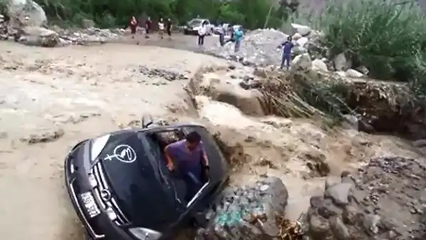 Caudal del río arrastra auto y conductor se salva de milagro en Piura