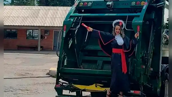 Trabajó arduamente como recolectora de basura y hoy celebra su triunfo: se graduó de abogada