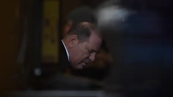 Condenan a 16 años de prisión a exproductor de Hollywood Harvey Weinstein por cometer violación y abuso sexual