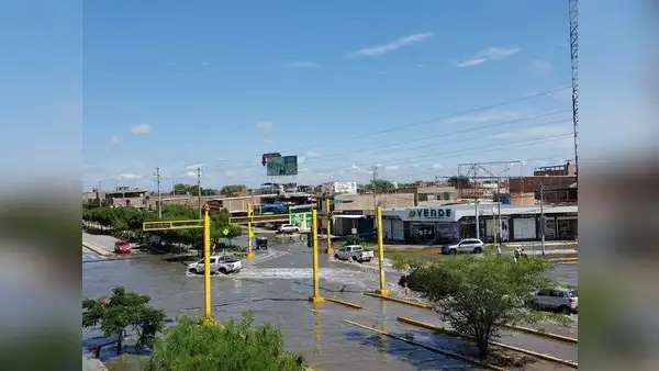 Principales avenidas de Piura amanecen inundadas tras lluvia de 6 horas