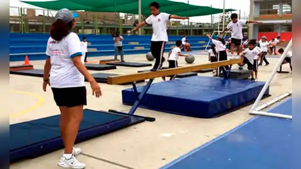 ¿Es legal que exijan el uso de zapatillas blancas para escolares? Así respondió Indecopi