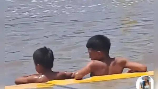 "Parecía lago, pero era inundación": niños se dan baño en calle de Piura y video se hace viral