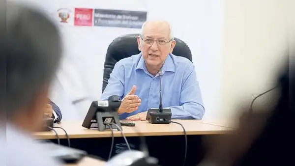 Exigen pruebas al ministro de Educación sobre “gastos excesivos” en consultorías