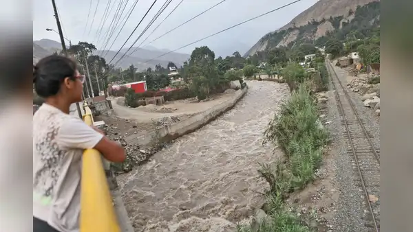 ¿Cuál es el distrito de Lima que tiene 2 ríos y presenta riesgo de inundación?