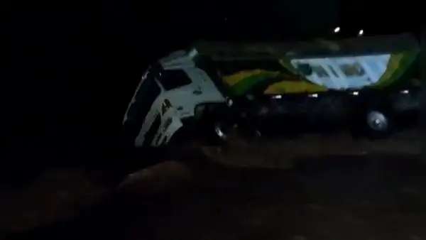 Camión es arrastrado tras el incremento de caudal del badén Juana Ríos en Chiclayo