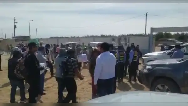 Con insultos y a pedradas despiden a congresista Esmeralda Limachi en Tacna