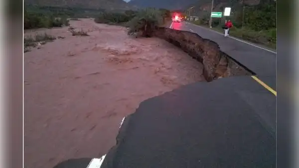 Río Jequetepeque se desborda y destruye parte de la carretera que une la sierra y la costa