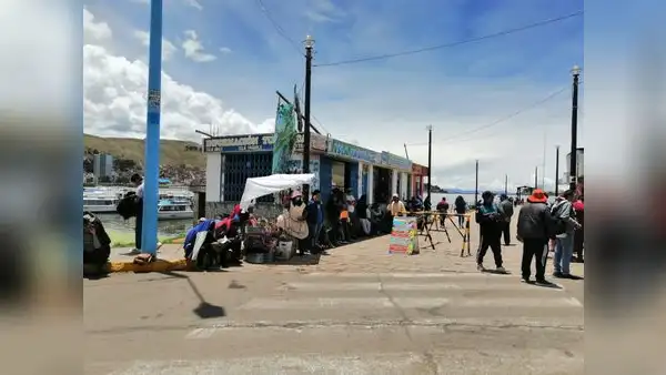 Viajeros que buscan llegar a Bolivia y Perú realizan largas colas en Migraciones Puno