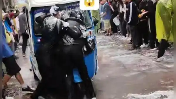 "Esto ya no es un juego": joven pareja es embestida por mototaxi luego de que rompieran su parabrisas
