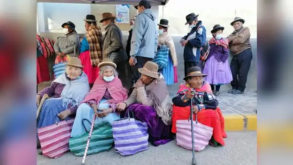 Ancianos forman largas colas para cobrar Pensión 65 tras retrasos por protestas en Puno