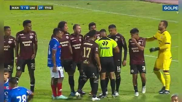 Jugadores de Universitario empujaron al árbitro tras polémico penal y Ureña fue expulsado