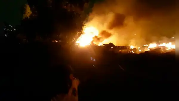 El Agustino: bomberos lograron controlar incendio en depósito municipal de autos