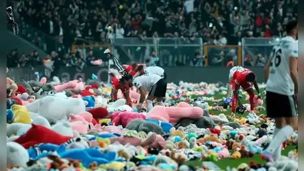 Lluvia de peluches en campo de fútbol como homenaje a niños de Turquía afectados por sismos
