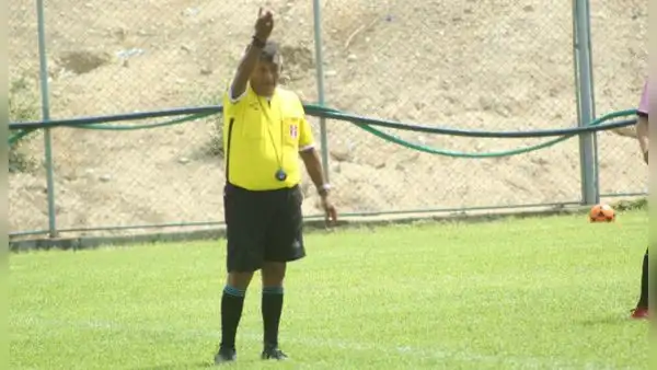 ¡Insólito! A sus 73 años regresó para arbitrar en un partido de Copa Perú en Piura