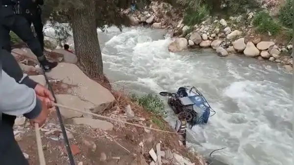 Adolescente cae a río cuando maneja una mototaxi en Áncash