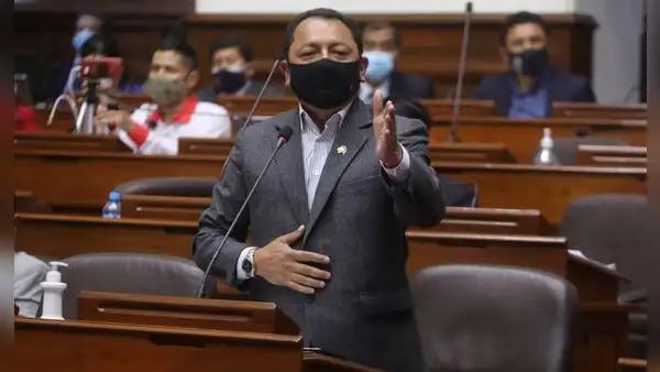 Segundo Quiroz renuncia al Bloque Magisterial: bancada pierde a su segundo integrante en un día