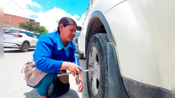 ¡Sin prejuicios! Tiene 65 años, 1,45 m de talla, ocho hijos y es la reina del parchado de llantas