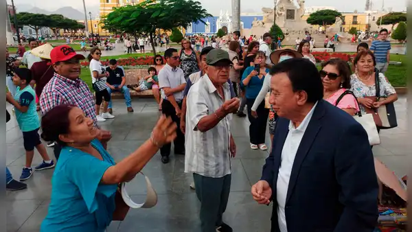 Rechazan en Trujillo a congresista Enrique Wong y le increpan adelanto de elecciones