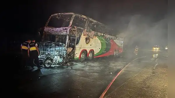 Conductor de mototaxi queda calcinado tras chocar con bus en Panamericana Norte