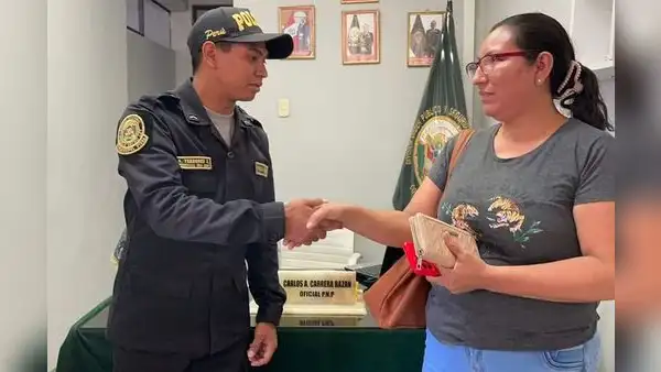 Policía encuentra y devuelve billetera con S/2.100 a su dueña en Piura