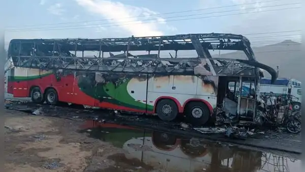 Reportan 12 personas calcinadas tras choque de bus y mototaxi en Panamericana Norte