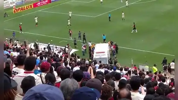 En pleno partido de Universitario y Melgar, hincha es llevado en ambulancia tras sufrir desmayo