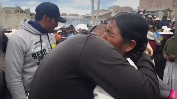 Emotivo reencuentro: madre se encuentra con hijo militar rescatado en Puno