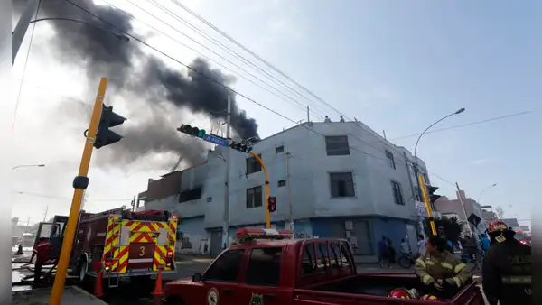 La Victoria: Reportan incendio de grandes proporciones en empresa de encomiendas cerca al estadio de Matute