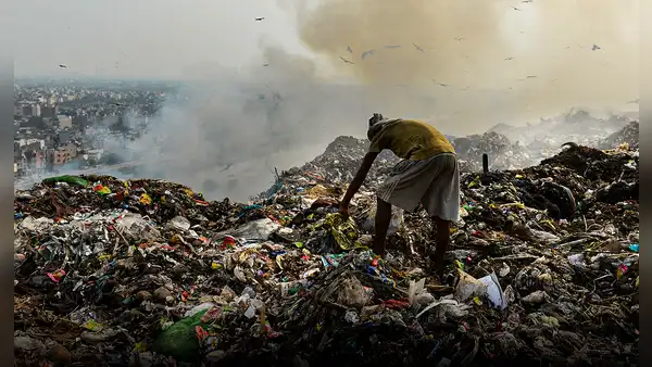 Montañas de basura arden hace días en la India y asfixian con humo tóxico a la población