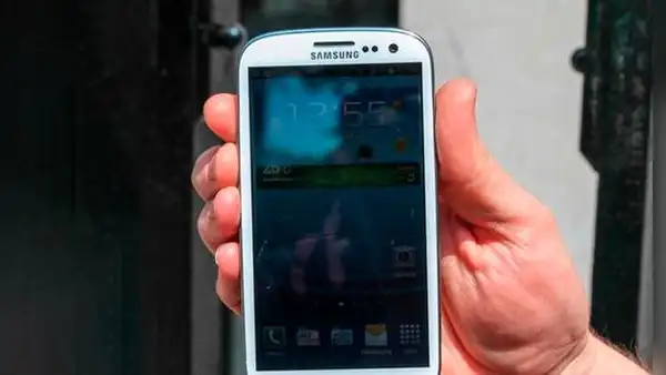 ¿Por qué la pantalla del teléfono se oscurece cuando estás bajo el sol y cómo solucionarlo?