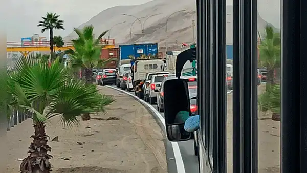 VES: continúa congestión vehicular en la Panamericana Sur tras accidente de motorizado
