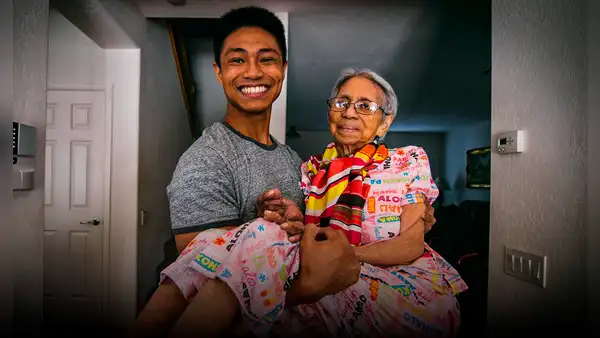 Decide cuidar a su abuela de 96 años cuando se entera de que su familia quería dejarla en asilo
