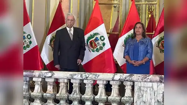 Mario Vargas Llosa fue condecorado con la Orden El Sol del Perú por Dina Boluarte