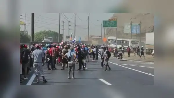 Manifestantes de Puno llegan a Lima y se desplazan por la Panamericana Norte