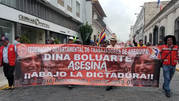 Marchas en Arequipa: protestas reiniciaron por muerte de soldados puneños