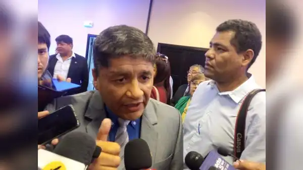 Alcalde de Arequipa es investigado por compra de 2 lujosas camionetas y otras propiedades