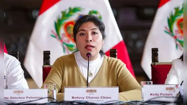 Betssy Chávez se allana a un impedimento de salida y reitera que no ha renunciado al resguardo policial