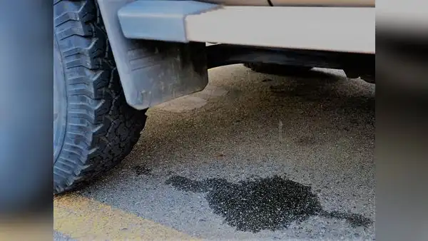 ¿Por qué cae agua debajo de mi auto luego de usar el aire acondicionado?