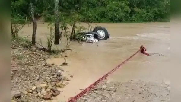 Chofer se salva de morir luego que camión se volcase al intentar cruzar quebrada Tahuayo