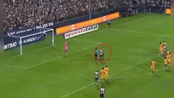 Alianza Lima: Pablo Sabbag besó a Andrade y el 'Rifle' marcó un golazo de penal