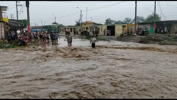 Piura: niños y ancianos con discapacidad aislados en caserío La Pareja tras desborde de río Bigote