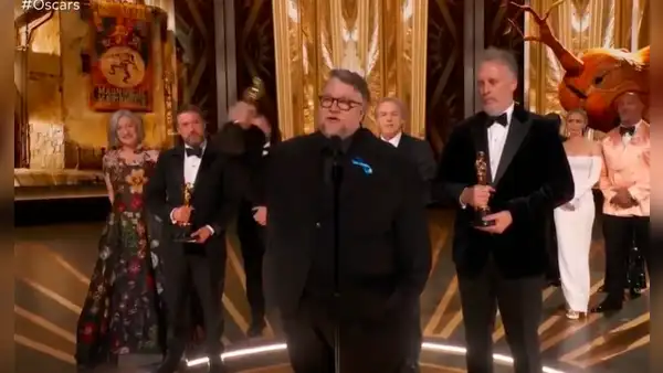 Guillermo del Toro, director de “Pinocho”, se quiebra al recordar a sus fallecidos padres en los Oscar 2023
