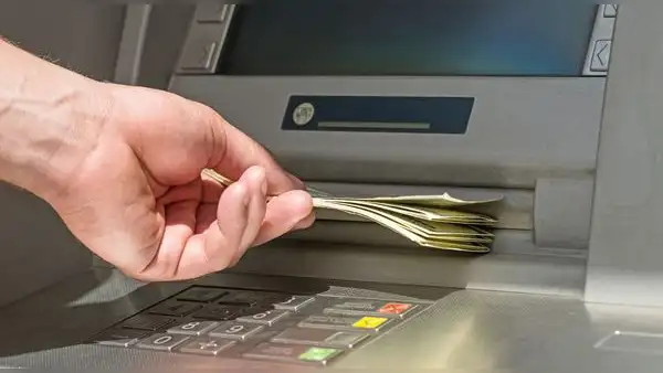 Buscan eliminar la comisión por retiro de dinero de ventanillas y cajeros automáticos