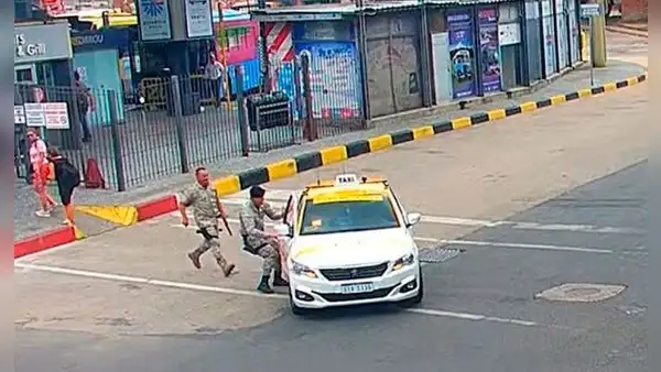 Policías se suben a un taxi y persiguen a 2 delincuentes que acababan de robar un celular