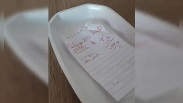 Acude a restaurante y descubre que le cobraron por cargar su celular